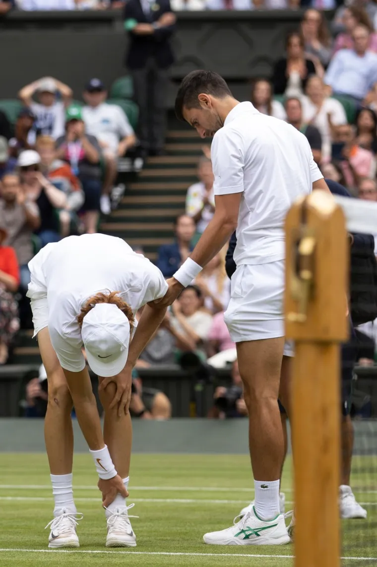 Đoković je lovio zaostatak, ali nije ni sekundu oklijevao otići u pomoć ozlijeđenom protivniku