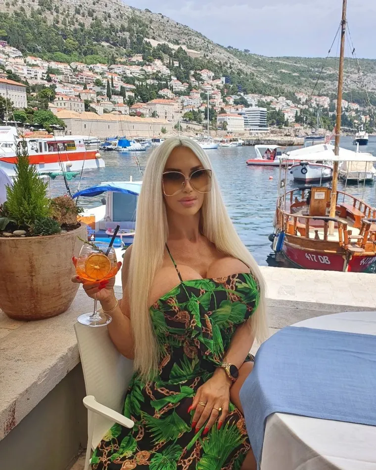 Kristhin se fotkala u jednom od dubrovačkih hotela u staroj gradskoj luci, a pokazala je da je zagrijavanje za tulume po obali već započelo ispijanjem koktela. Sudeći po njezinim objavama na Instagramu, &Scaron;panjolka je u Dubrovniku provela tri dana pa se zaputila prema Pagu...