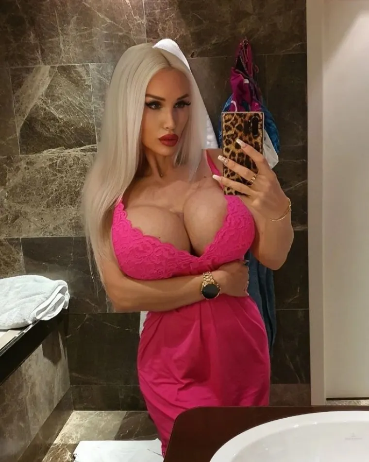 "Cijeli dan se znojim, s niskim tlakom i nepodno&scaron;ljivim bolovima u nogama, natečene su mi vi&scaron;e nego inače. Poku&scaron;avam ih namakati u hladnoj vodi, uzimam diuretičke infuzije, pijem puno vode, spavam s podignutim nogama i prije svega idem na dreniranja tekućine i eliminiranja užasnog osjećaja ustajanja iz kreveta, svako jutro s umornim nogama kao da sam trčala maraton...", požalila se Kristhin.