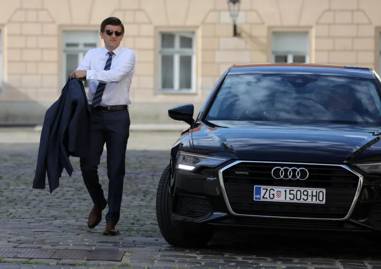 Marić snimljen danas ispred Vlade, nakon ostavke