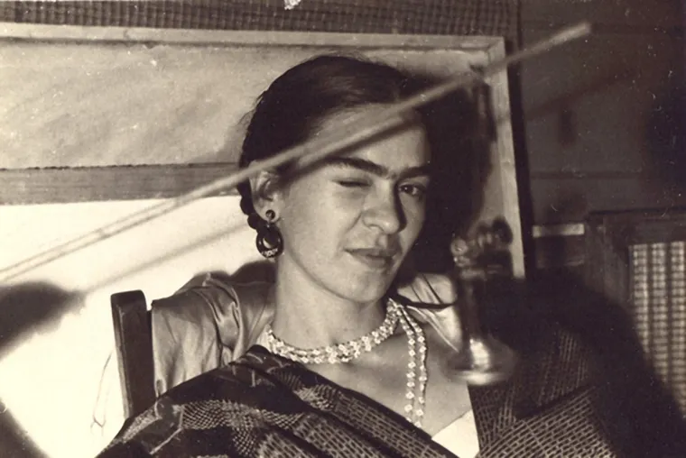 Magdalena Carmen Frieda Kahlo y Calderón pravo je ime svjetski poznate slikarice Fride Kahlo, treće kćeri Guillierma Wilhelma Kahla, fotografa židovskog podrijetla iz Njemačke, i Španjolke Matilde Calderón y González. Već se u ranom djetinjstvu susrela s teškom sudbinom oboljevši od dječje paralize čime je zadobila trajne poremećaje na području nogu i stopala. Godine 1922. upisala se na najprestižniju obrazovnu instituciju u Meksiku, koja je upravo tada počela primati djevojke, a ispostavit će se da će u toj školi upoznati i svog budućeg muža.