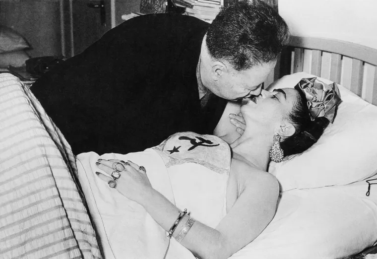 Osim nesretnih okolnosti veliki poticaj u njenom stvaralaštvu bio joj je suprug Diego Rivera. On joj je bio najveći oslonac, ali i najveći nož u leđa. Jednom je prilikom izjavila: &quot;Ja sam pretrpjela dvije teške nesreće u svom životu ... prva je bio tramvaj koji me srušio, a druga je bio Diego&quot;. Naime, Frida je uz Diega prihvatila komunističku ideologiju kojoj je ostala vjerna do kraja života. No, on nije ostao vjeran njoj, a pokazat će se - ni ona njemu. 