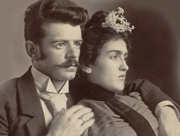 Frida se Diegu odlučila osvetiti za njegov boemski život te afere s brojnim ženama. Nastavila je njegov niz prevara te je tako njen ljubavnik, ujedno i prijatelj njenog supruga, postao marksistički revolucionar Lav Trocki. S druge strane, Diego se upustio u aferu s Fridinom sestrom Cristinom što je rezultiralo rastavom braka. Frida se upuštala i u odnose sa ženama, a poznato je da je bila u vezi i sa svjetski poznatom plesačicom, glumicom i političkom ikonom Josephine Baker, te američkom umjetnicom Georgiom O’Keeffe. 