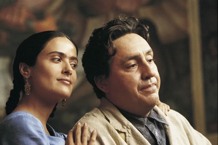Lijes s njezinim tijelom, izložen u Palači likovnih umjetnosti u Mexico Cityju, Diego Rivera prekrio je komunističkom zastavom. Po vlastitoj želji Frida Kahlo je kremirana, a urna s pepelom pohranjena je u Casi Azul koja je 1958. pretvorena u muzej posvećen ovoj velikoj umjetnici i aktivistici.