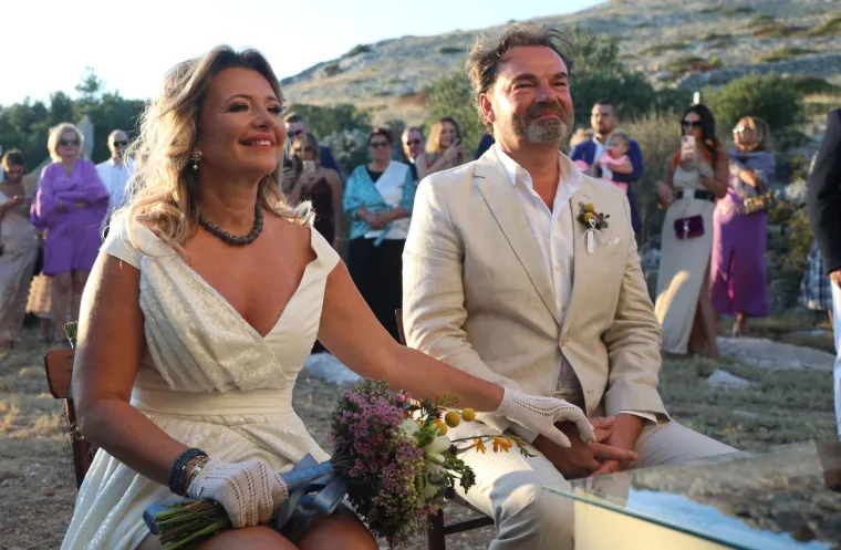 Snježana Schillinger prošle je godine treći put u svom životu rekla &quot;sudbonosno da&quot; - austrijskom poduzetniku Franzu Schillingeru. Vjenčanje su za brojne uzvanike iz hrvatskog javnog života priredili u Nacionalnom parku Kornati na otočiću Piškera. Zaručili su se na Maldivima nešto ranije iste godine kada su se i vjenčali, a zajedno su od 2018. godine.