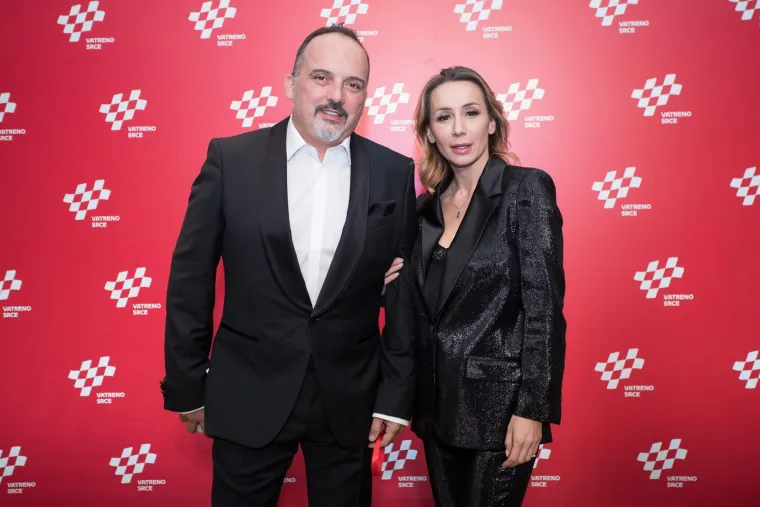 Sreću je pak pronašao tek sa suprugom Dubravkom, s kojom je u vezi već osam godina. Vjenčali su se dva puta, prvi put u Las Vegasu još 2014. godine, a drugo vjenčanje, ono crkveno, obavili su u Opatiji. Bračne zavjete izmijenili su u crkvi Navještenja Blažene Djevice Marije, a uz njih su bili roditelji, obitelj i najbliži prijatelji: &quot;Svako dobro koje imamo ili činimo može jedino dolaziti od Boga koji je samo Dobro. Isto tako ljubav ako hoće biti prava, mora dolaziti od Božje ljubavi. Redovito prisustvovanje svetoj misi i primanje Tijela Kristova čini da postajemo novi ljudi, kristoliki. Tada je i naša ljubav bliža onoj pravoj ljubavi kakvu vidimo da Krist ima prema nama. Sami nemamo snage ljubiti do vječnosti, ali snagom Euharistije, pritjelovljeni Kristu, možemo ljubiti iznad ljudskih dimenzija. Zato ima smisla poziv koji supružnici nalaze kod svetog Pavla koji govori o smrti na križu koja se nastavlja u Euharistiji: &apos;Muževi, ljubite svoje žene kao što je Krist ljubio Crkvu te sebe predao za nju&quot;, poručio je tom prilikom Tony.