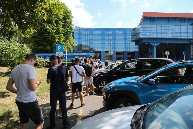 Ludilo uoči derbija između Dinama i Hajduka: Zagrepčani po vrućini čekaju u redu za ulaznice