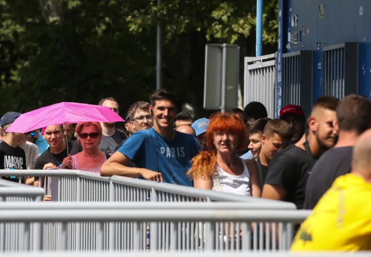 Ludilo uoči derbija između Dinama i Hajduka: Zagrepčani po vrućini čekaju u redu za ulaznice