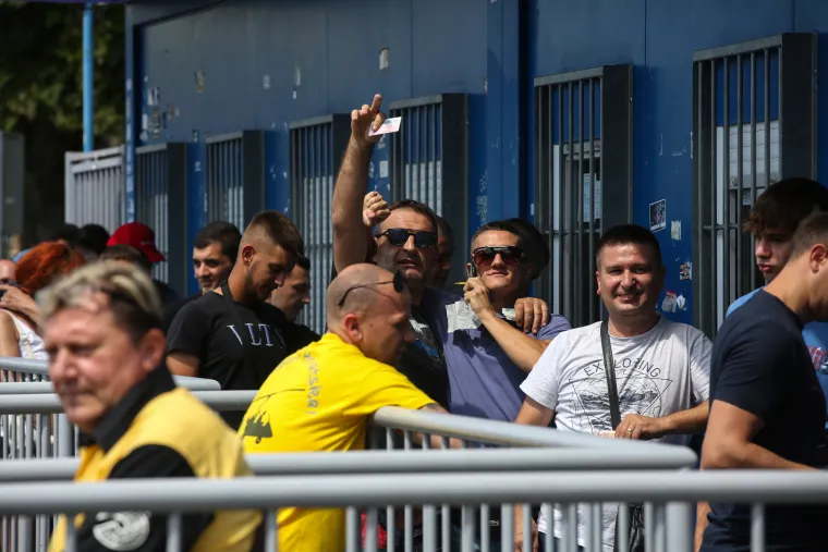 Ludilo uoči derbija između Dinama i Hajduka: Zagrepčani po vrućini čekaju u redu za ulaznice