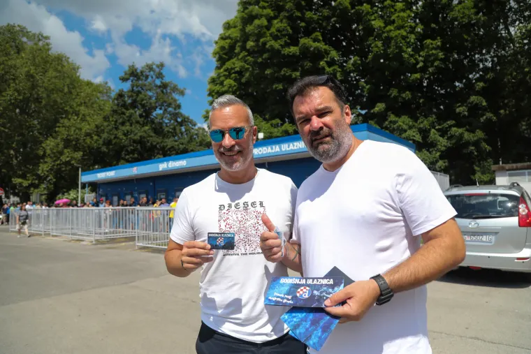 Ludilo uoči derbija između Dinama i Hajduka: Zagrepčani po vrućini čekaju u redu za ulaznice