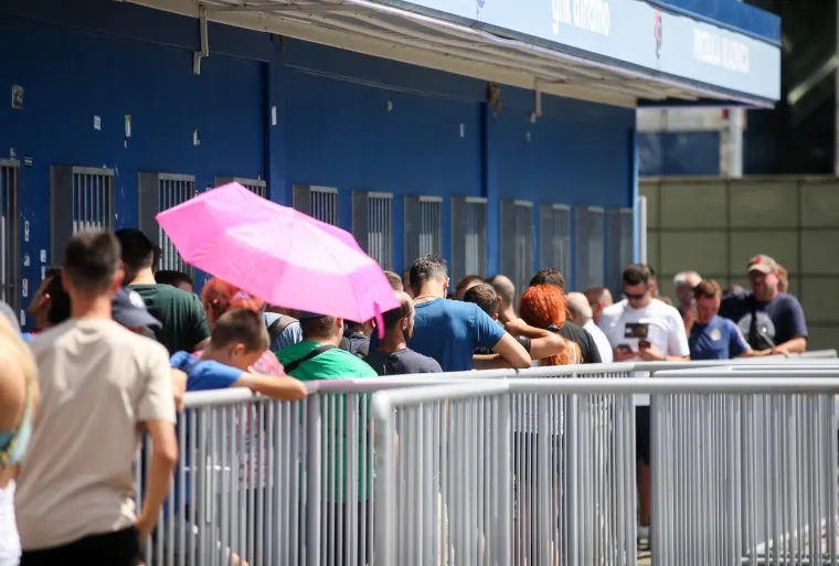 Ludilo uoči derbija između Dinama i Hajduka: Zagrepčani po vrućini čekaju u redu za ulaznice