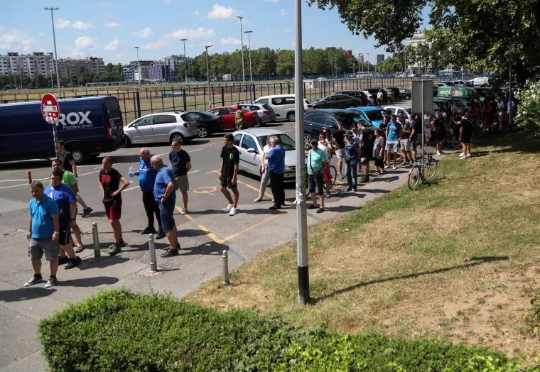 Ludilo uoči derbija između Dinama i Hajduka: Zagrepčani po vrućini čekaju u redu za ulaznice