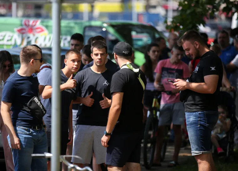 Ludilo uoči derbija između Dinama i Hajduka: Zagrepčani po vrućini čekaju u redu za ulaznice