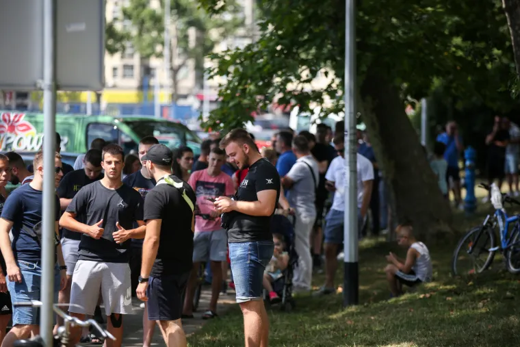 Ludilo uoči derbija između Dinama i Hajduka: Zagrepčani po vrućini čekaju u redu za ulaznice