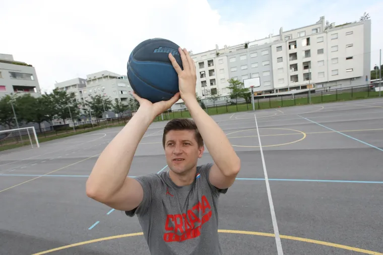 Tada je "zaradio" i nadimak "Captain Croatia", a izgled na&scaron;eg biv&scaron;eg ministra komentirali su brojni korisnici - od Amerike, &Scaron;kotske, &Scaron;vedske, Slovačke, Njemačke, Argentine, Nizozemske, Grčke, Litve, Francuske, Finske pa do Portugala.