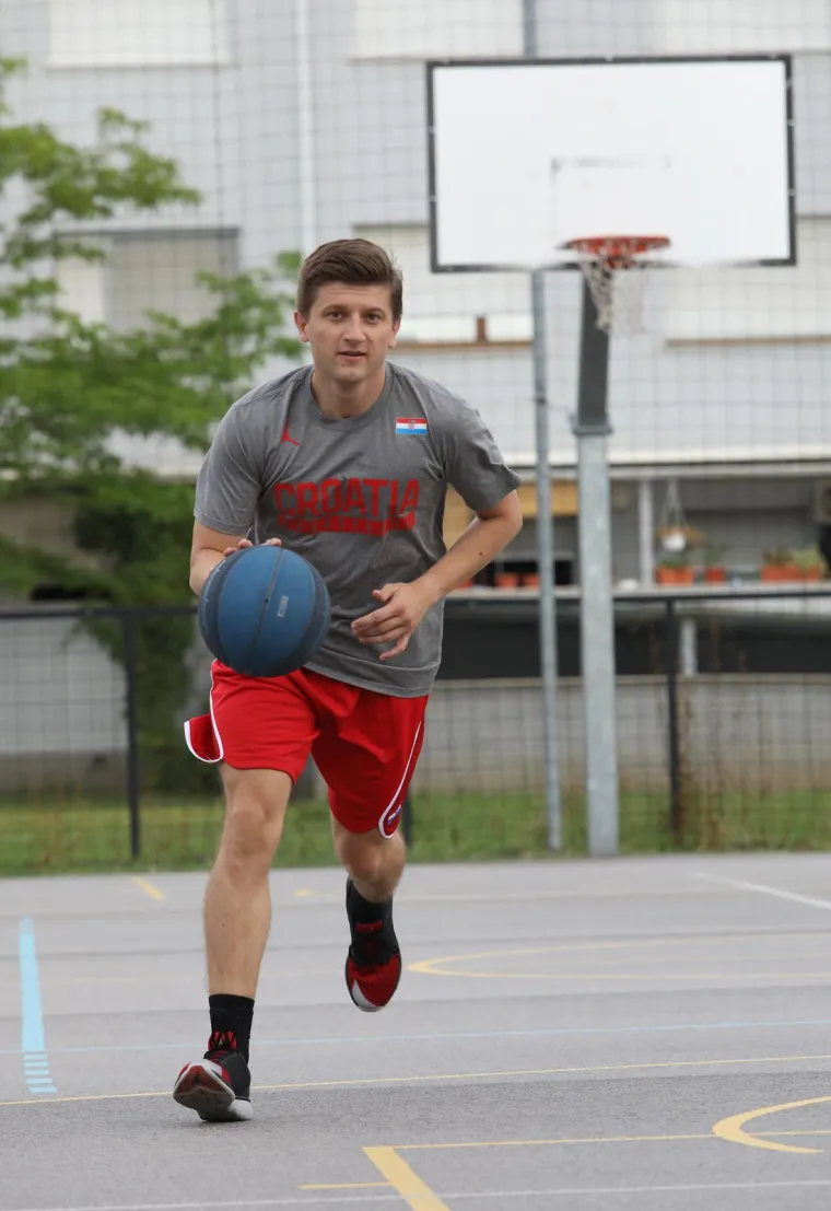 No, zavidna figura biv&scaron;eg ministra nije samo rezultat dobre genetike, nego i brojnih ko&scaron;arka&scaron;kih treninga. Jednom je prilikom Marić otkrio: "Moja prva ljubav bila je ko&scaron;arka. Zaljubio sam se u nju u ranoj fazi. Većina prijatelja bila je orijentirana na nogomet, no mene je ko&scaron;arka opčinila iako sam bio među nižima. Ali sam imao valjda neku brzinu i &scaron;ut", rekao je Marić koji je mladost proveo putujući s ko&scaron;arka&scaron;kim timom Oriolik Jasinje u kojem je glavnu pedago&scaron;ku, timsku i prijateljsku ulogu odigrao trener Aco Ni&scaron;ić. 