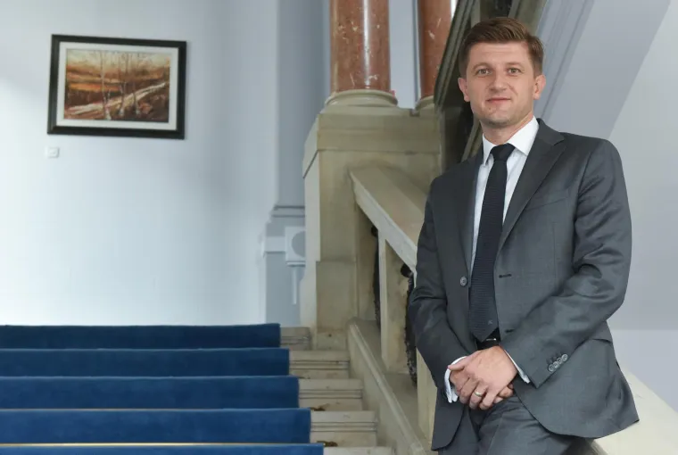 Na fakultetu se i zaljubio u dana&scaron;nju suprugu Nata&scaron;u, iako se znaju od srednje &scaron;kole. Kada je ona u pitanju, prilično je samozatajan i ne želi u javnost iznositi detalje o njihovu odnosu: "Bili smo dugo prijatelji, a u Zagrebu je prijateljstvo poprimilo novu dimenziju", priznao je Marić. 