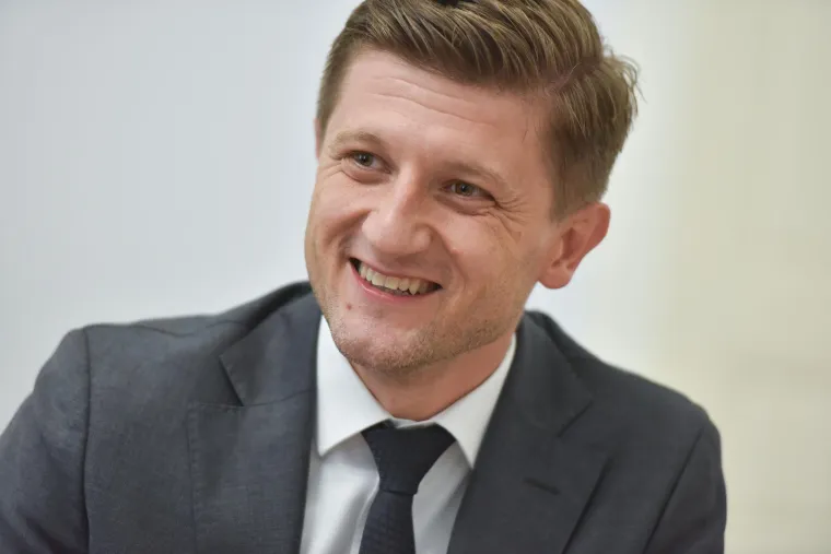 Na samom početku svog mandata tvrdio je kako je Hrvatska sjajna za život: "Hrvati su veseli narod. Ja nisam ni psiholog ni sociolog, ali vjerujem da možemo dati vjeru ljudima da stvari mogu biti bolje. Ova na&scaron;a zemlja je sjajna za život. Onaj koji je danas nezaposlen vjerujem da se neće složiti, no želim reći da imamo sve, od mora do planina, nacionalnih parkova i ostalih ljepota, te općenito velike mogućnosti. Svi veleposlanici s kojima sam se susretao i koji su odlazili iz Hrvatske uvijek su to radili punih očiju suza. Ovdje je, kažu, sve po mjeri - i gradovi, i ljudi, i priroda". 