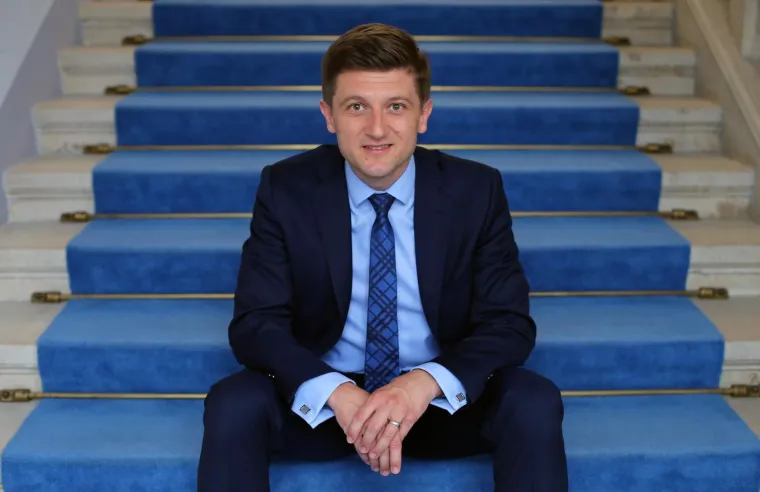 Zanimljivo, biv&scaron;i je ministar oduvijek sretne ruke pa je tako sa samo 11 godina u jednoj nagradnoj igri osvojio i automobil Renault 9 GTL. Kako je bio maloljetan, automobil je pripao njegovu ocu, a on je za utjehu dobio bicikl. 