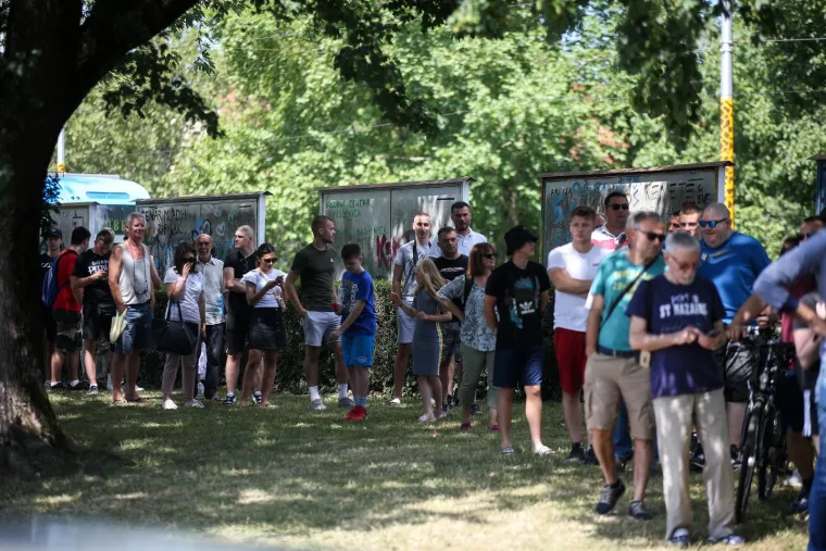Navijači Dinama pohrlili po ulaznice za okršaj s Hajdukom, pogledajte kako je bilo danas pred Maksimirom