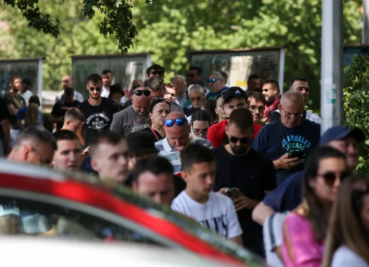 Navijači Dinama pohrlili po ulaznice za okršaj s Hajdukom, pogledajte kako je bilo danas pred Maksimirom