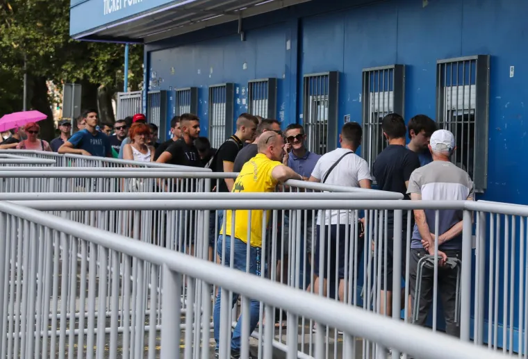 Navijači Dinama pohrlili po ulaznice za okršaj s Hajdukom, pogledajte kako je bilo danas pred Maksimirom