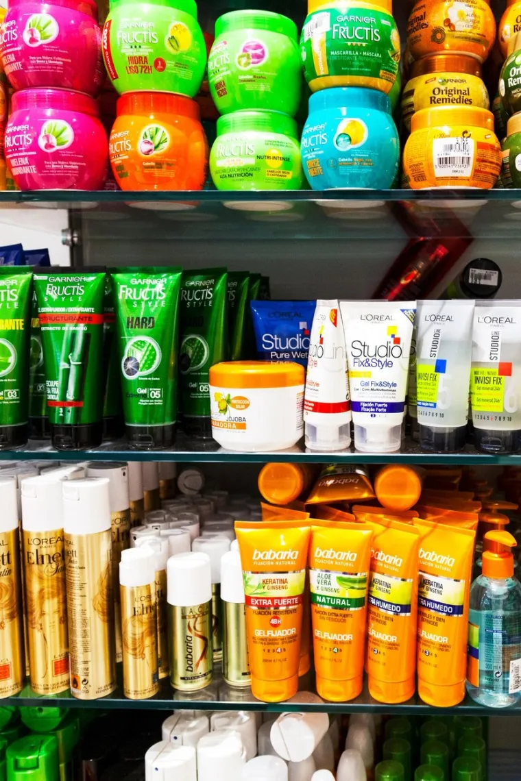 6. Kupujte na odjelu za bebe: Ne morate imati djecu da biste zavirili u dio gdje su uglavnom stvari samo za mame i tate. Tamo ćete naći različite preparate namijenjene za osobnu higijenu (kupke, ulja, &scaron;ampone, vatu, &scaron;tapiće za u&scaron;i), često na odvojenoj akciji ili sniženju kakvog nema u "običnom" dijelu trgovine. Prednost je &scaron;to su ti kozmetički preparati često i prilagođeni osjetljivoj koži, bez parabena i alkohola ili drugih &scaron;tetnih supstancija.