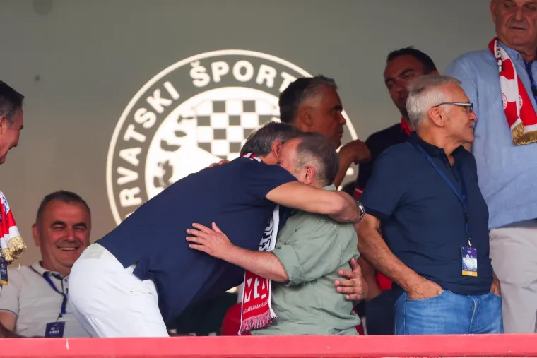 Zdravko Mamić banuo u ložu i napravio &scaron;ou pred 'đavoljim' odvjetnikom u Mostaru: Najpoznatiji HR bjegunac osvaja BiH