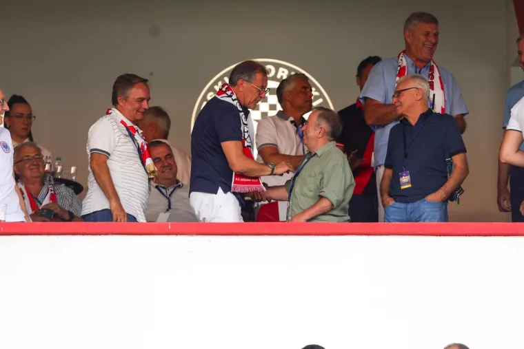 Zdravko Mamić banuo u ložu i napravio &scaron;ou pred 'đavoljim' odvjetnikom u Mostaru: Najpoznatiji HR bjegunac osvaja BiH