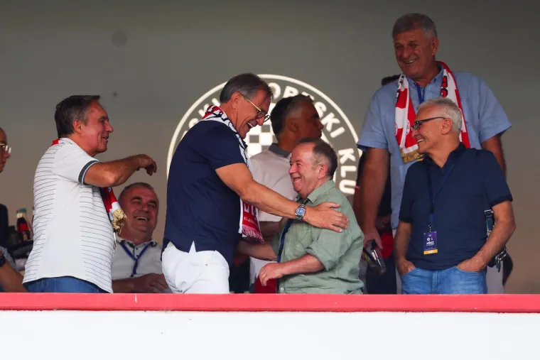 Zdravko Mamić banuo u ložu i napravio &scaron;ou pred 'đavoljim' odvjetnikom u Mostaru: Najpoznatiji HR bjegunac osvaja BiH