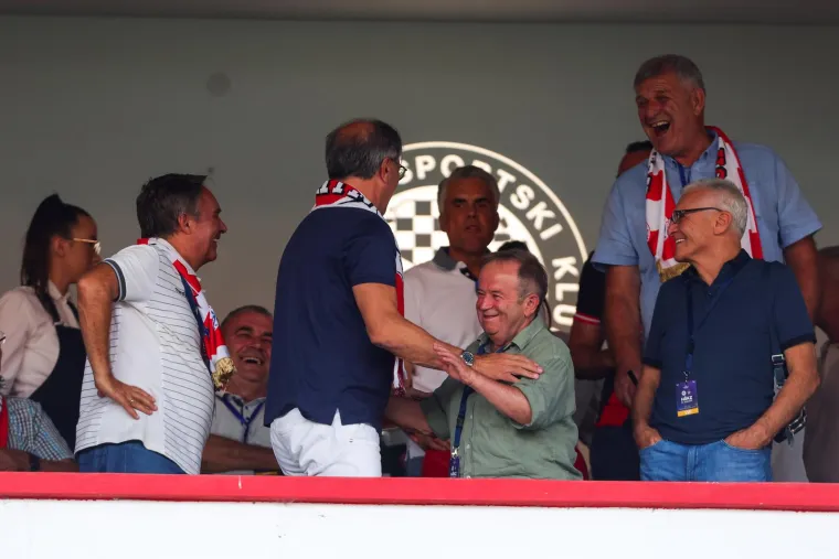 Zdravko Mamić banuo u ložu i napravio &scaron;ou pred 'đavoljim' odvjetnikom u Mostaru: Najpoznatiji HR bjegunac osvaja BiH