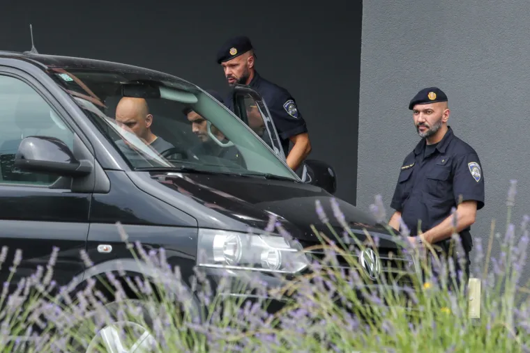 Pogledajte kako policija odvodi biv&scaron;eg ministra Tolu&scaron;ića. Ovo su kuća i vinarija koje su pretresali