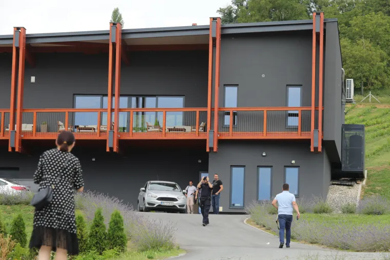 Pogledajte kako policija odvodi biv&scaron;eg ministra Tolu&scaron;ića. Ovo su kuća i vinarija koje su pretresali