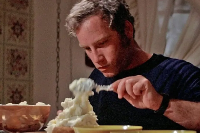 Za ulogu Roya Nearyja glumci su doslovno trebali - plakati. Naime, priča kaže da je Spielbergov prvi izbor za glavnu ulogu bio Steve McQueen. Iako se njemu jako svidio scenarij, uloga je od njega zahtijevala da zaplače pred kamerama, a Steveu to nikad nije uspjelo. Iako je Spielberg rekao da bi izbacio plakanje iz scenarija, McQueen je i dalje tvrdio da on nije prava osoba za ulogu. Isto su tvrdili i James Caan, Jack Nicholson, Al Pacino i Dustin Hoffman. Ulogu je na kraju dobio Richard Dreyfuss.

