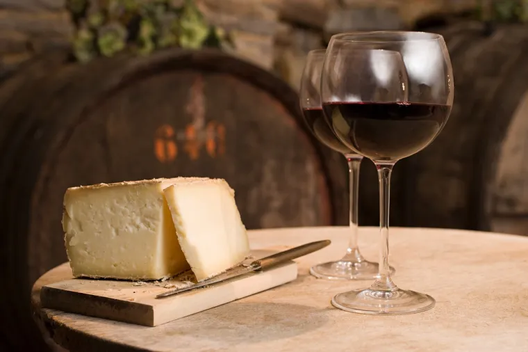 Stručnjaci za vina uvijek će vam reći da vino nikada ne stavljate u zamrzivač. Umjesto toga vratite čep i pohranite ga u hladnjak, ovo bi vam trebalo kupiti tri do pet dana da popijete ostatak. No, možete ga zamrznuti i tek kad se opet otopi na sobnoj temperaturi, bit će dobro samo za kuhanje, a ne za piće.