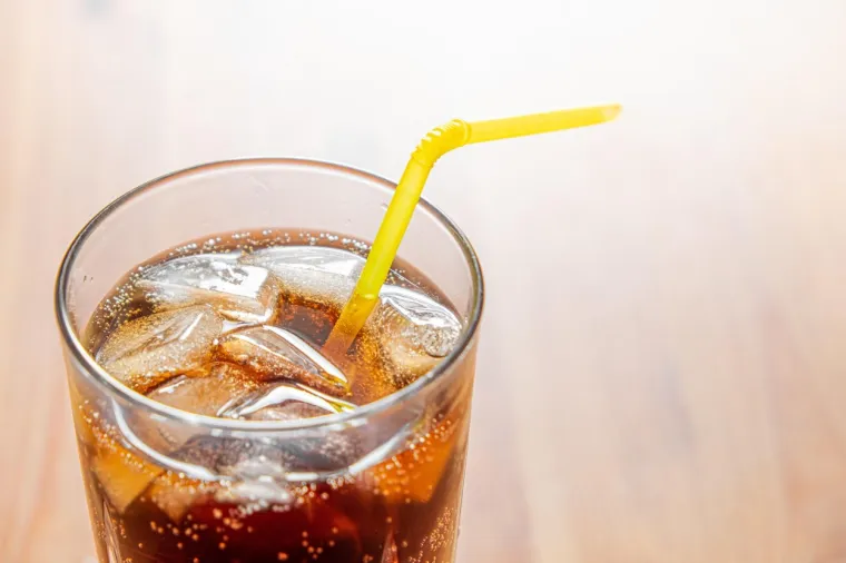Mnogi od vas sigurno su ponekad svoje omiljeno bezalkoholno gazirano piće ili pivo &quot;na brzinu&quot; ubacili u zamrzivač da se ohladi, no zaboravili ste na to. Kasnije ste vjerojatno u zamrzivaču našli razbijenu bocu i bljuzgavi nered. Kad gazirano piće stavite u zamrzivač, imate tempiranu bombu koja će eksplodirati kada je konačno otvorite!