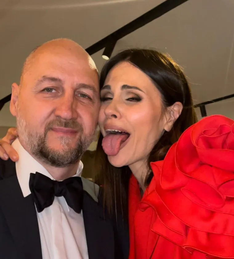 Podsjetimo,Viktorija i Dino su ponovno došli u središte pozornosti na vjenčanju Petra Graše i Hane Huljić jer je Rađa bio jedan od Petrovih kumova. Upravo je Rađa bio taj koji je otkrio pravu istinu o Danijelinom i Grašinom prekidu. &quot;Oženio se Petar Grašo. Ima li dalje??&quot;, poručio je Rađa pored fotografija s mladencima i suprugom Viktorijom, a jedna mu je pratiteljica poručila kako joj je žao Danijele. Brzo joj je stigao odgovor. &quot;Zašto? Ona je otišla od njega&quot;, poručio joj je kratko i brzo obrisao objavu, ali ne dovoljno brzo.