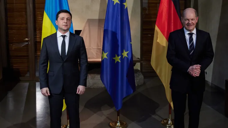 Ovakvog ga se skoro ni ne sjećamo. Zelenski prije i nakon invazije na sastancima s čelnicima. Bez brade, u odijelu