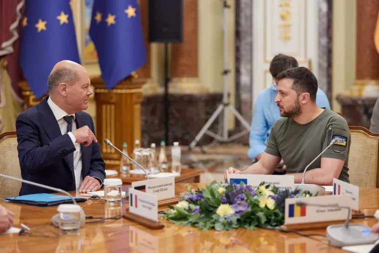 Ovakvog ga se skoro ni ne sjećamo. Zelenski prije i nakon invazije na sastancima s čelnicima. Bez brade, u odijelu