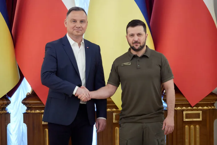 Ovakvog ga se skoro ni ne sjećamo. Zelenski prije i nakon invazije na sastancima s čelnicima. Bez brade, u odijelu