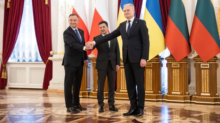 Ovakvog ga se skoro ni ne sjećamo. Zelenski prije i nakon invazije na sastancima s čelnicima. Bez brade, u odijelu