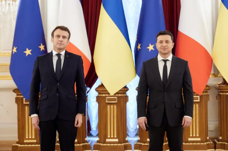 Ovakvog ga se skoro ni ne sjećamo. Zelenski prije i nakon invazije na sastancima s čelnicima. Bez brade, u odijelu