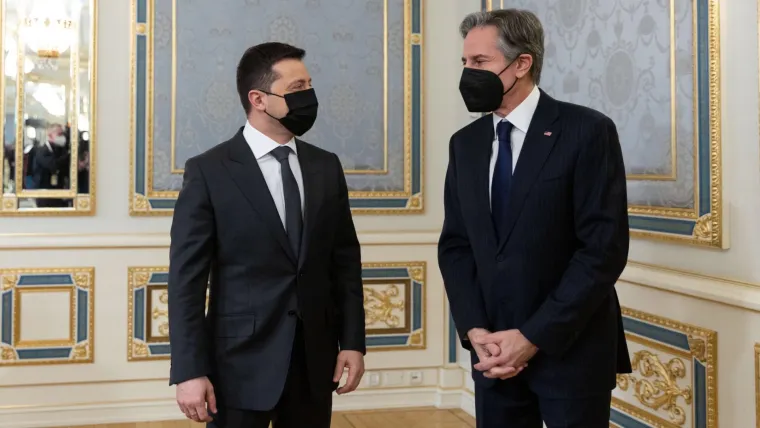Ovakvog ga se skoro ni ne sjećamo. Zelenski prije i nakon invazije na sastancima s čelnicima. Bez brade, u odijelu