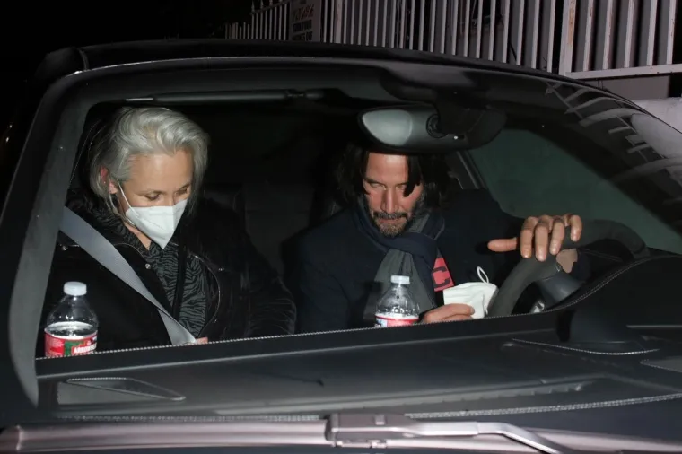 Kada je Keanu imao samo tri godine, napustio ga je otac. Majka je bila prezauzeta svojim ljubavnicima da bi se bavila svojim sinom te su ga stoga odgajali djed i baka. Trpio je vršnjačko nasilje, a zbog problema s disleksijom i buntovničkog ponašanja, nikada nije završio srednju školu. 