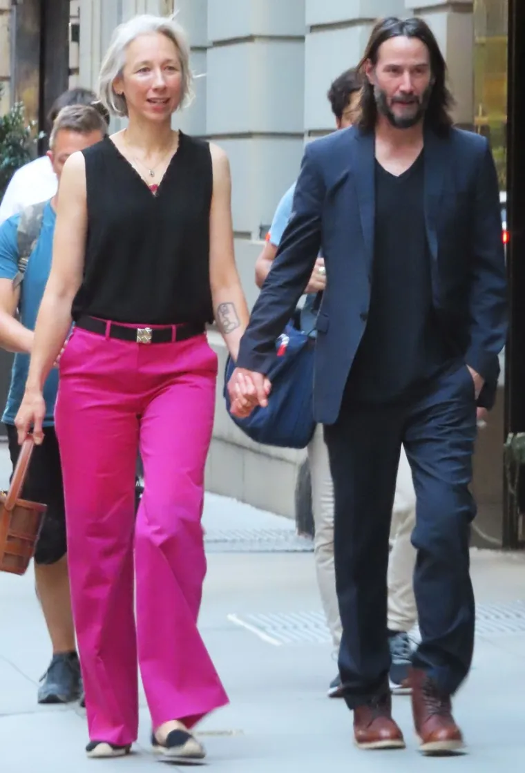 Sama Sandra Bullock priznala je kako na svijetu ne postoji bolja osoba od Reevesa, a jedan od radnika na filmskom setu Matrixa je potvrdio isto: &quot;Keanu je jedan od rijetkih koji se uvijek trudi zapamtiti imena svih ljudi koji rade na snimanju, redovito sve pozdravlja i razgovara s njima, ne postavlja se visoko kao neki drugi glumci i zvijezde. Jednom je prilikom pomogao radniku na setu koji je bio jako siromašan i jedva je uzdržavao obitelj. Kada je Keanu čuo njegovu priču, dao mu je 20.000 dolara za Božić&quot;, otkrio je.

