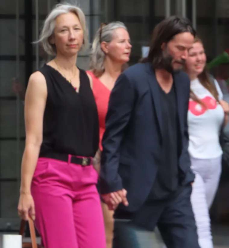Keanu i Alexandra upoznali su se na jednoj zabavi 2009. godine, a prije nego što su ušli u ljubavni odnos, stvorili su snažnu vezu izgrađenu oko zajedničkih strasti: umjetnosti i književnosti. Čini se da će upravo s Alexandrom doživjeti onu slavnu izjavu: &quot;i živjeli su sretno do kraja života&quot;. 