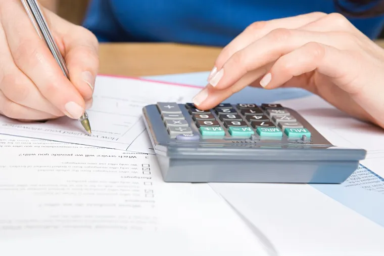 4. pitanje
Koji je najveći broj koji možete dobiti  zamjenjujući svaki upitnik jednim matematičkim znakom. Znakovi za oduzimanje, zbrajanje, množenje i dijeljenje mogu se koristiti samo jednom. 6? 2? 2? 4? 2 =
