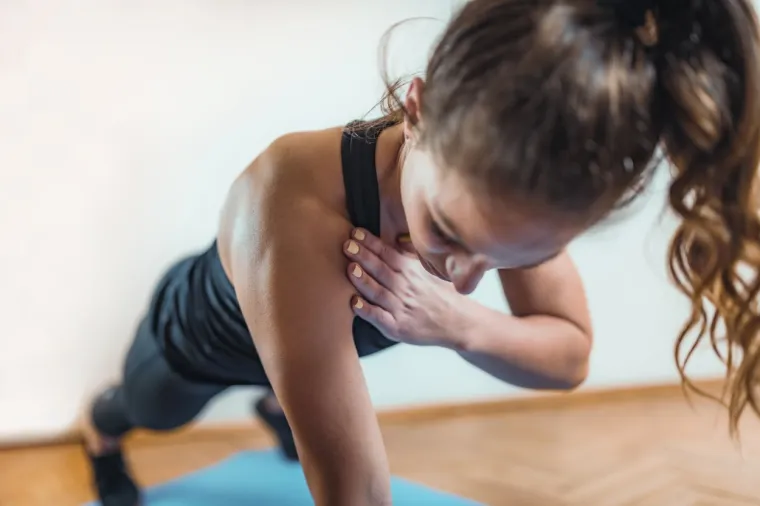 Zabluda: &apos;Treninzi visokog intenziteta su odlični!&apos; Intervalni trening visokog intenziteta (HIIT) postao je veliki trend u fitness industriji. Trening visokog intenziteta može sagorjeti mega kalorije u kratkom vremenskom razdoblju i može biti odličan za mršavljenje. Međutim, ovisno o vašoj početnoj točki kondicije, HIIT nije uvijek najbolji način. U nekim slučajevima naporno vježbanje može uzrokovati više štete nego koristi. Umjesto da riskirate ozljede, radite na svom napretku postupno i ostavite dovoljno vremena za oporavak između treninga kako biste mogli ostati dosljedni.