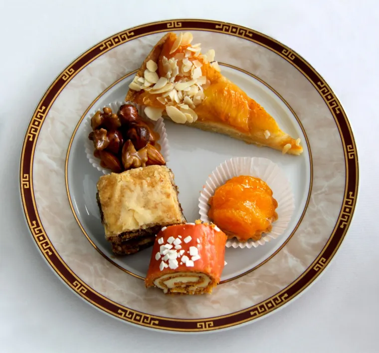 Zabluda: &apos;Uvedite dane varanja (cheat days) kako biste se držali svoje dijete&apos;! Dani varanja mogu se činiti kao dobrodošao predah od pretjerano restriktivnog programa mršavljenja. Međutim, umjesto da na hranu gledate kao na &quot;dobru&quot; ili &quot;lošu&quot;, fokusiranje mršavljenja na donošenje održivih, nutritivnih izbora koristit će vam na duge staze. Mogu li se poslastice ponekad uklopiti u hranjivu, uravnoteženu prehranu? Apsolutno! No, namjerno pretjerivanje kako biste sebi dali &quot;pauzu&quot; od restriktivnog plana mršavljenja može sabotirati vašu sposobnost da razvijete zdrav stav prema hrani. Umjereniji pristup prehrani i tjelovježbi spriječit će vas u destruktivnoj vožnji prema jo-jo efektu.