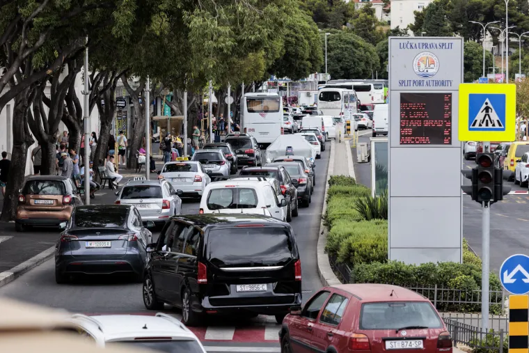 Velike gužve u Splitu! Zračne luke prepune turista koji stižu na Ultru, kolone na ulasku i izlasku iz Gradske luke